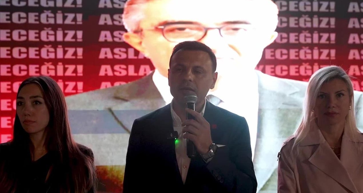 bayrampasalilar tutuklanan belediye baskani hasan mutluya destek icin belediye onunde toplandi EIQ9CmV9