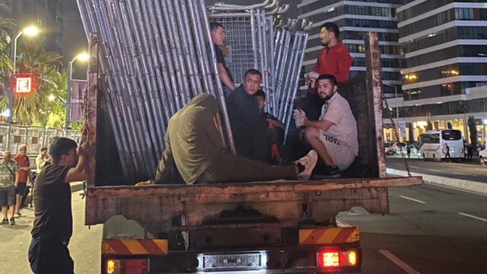 chp istanbul il baskanligi onune plakasiz araclarla barikat tasinmasi meclis gundeminde kim veya hangi kurum izin verdi gerekce nedir q2ZsO461