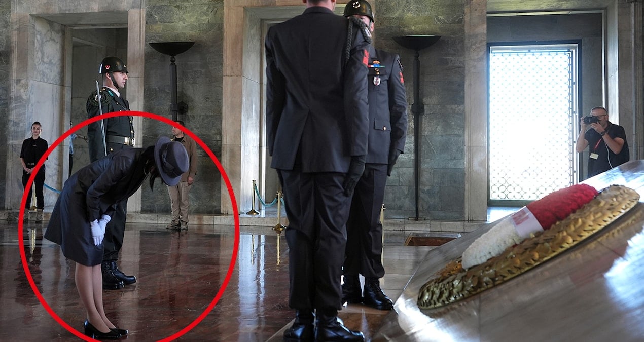 prenses atanin huzurunda saygiyla egildi Qv7sZ77c