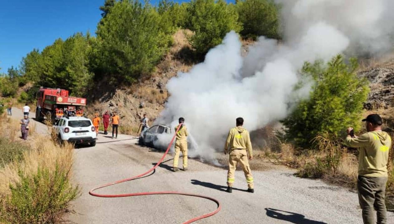 yanan araca orman ekipleri mudahale etti C1qEj8SK