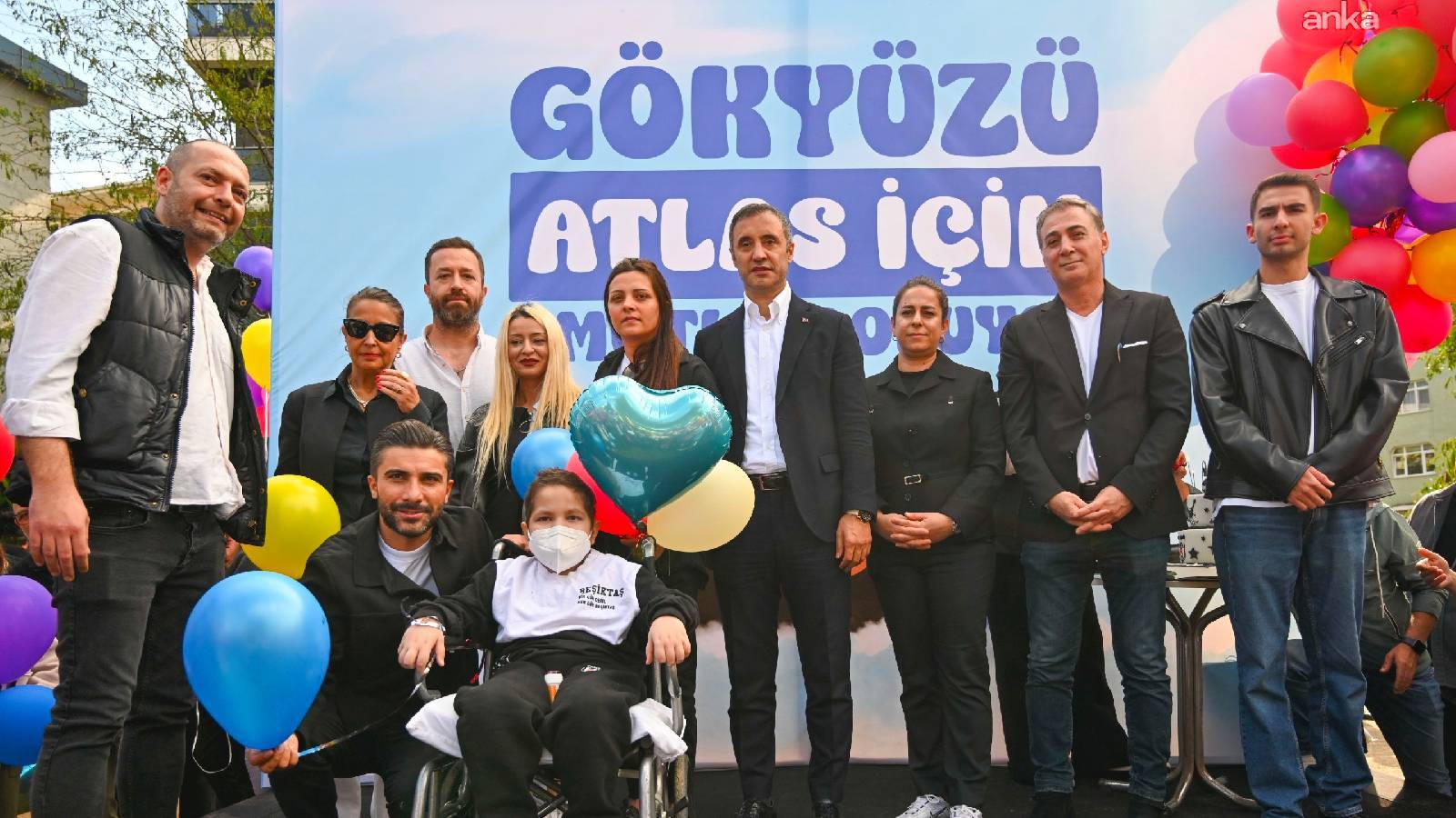 besiktasta kucuk atlas icin umut dolu gun losemiyi 2nci kez yenen atlas icin balonlar gokyuzune birakildi rKdTyTgn