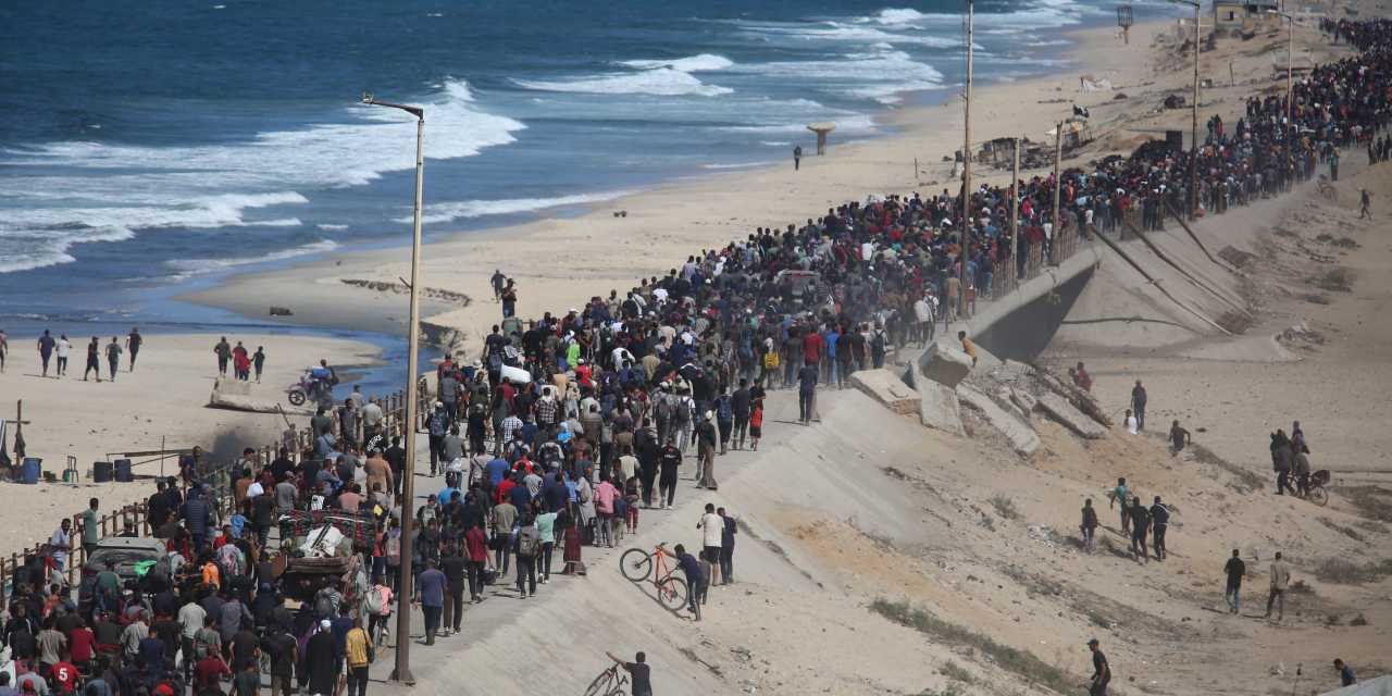 gazzeliler evlerinin enkazi uzerine cadir kuruyor nkHpasiP