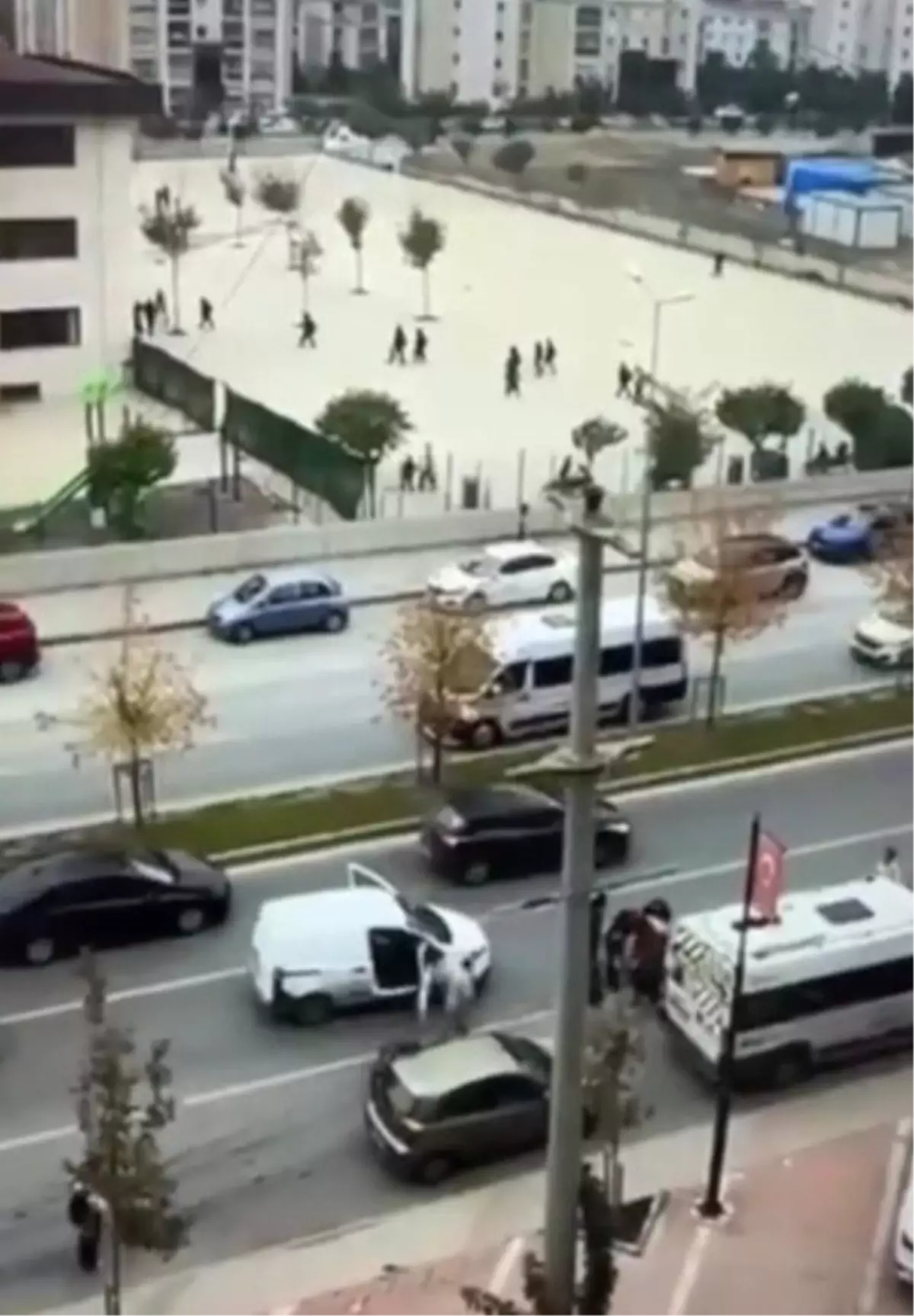 okul yolunda dehset cocugunun onunde babaya saldirdi tzYGJViQ.jpg