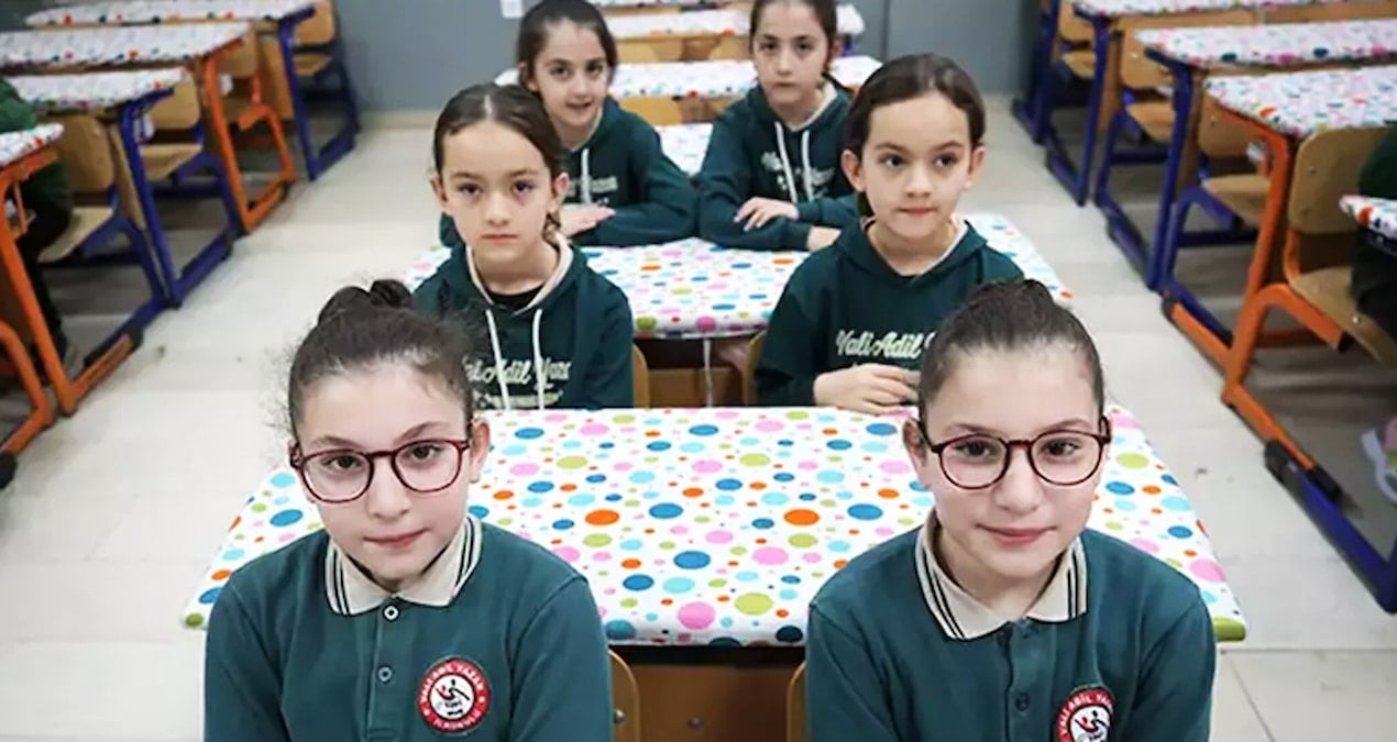 21 ikiz ayni okulda LDLFQwPW.jpg