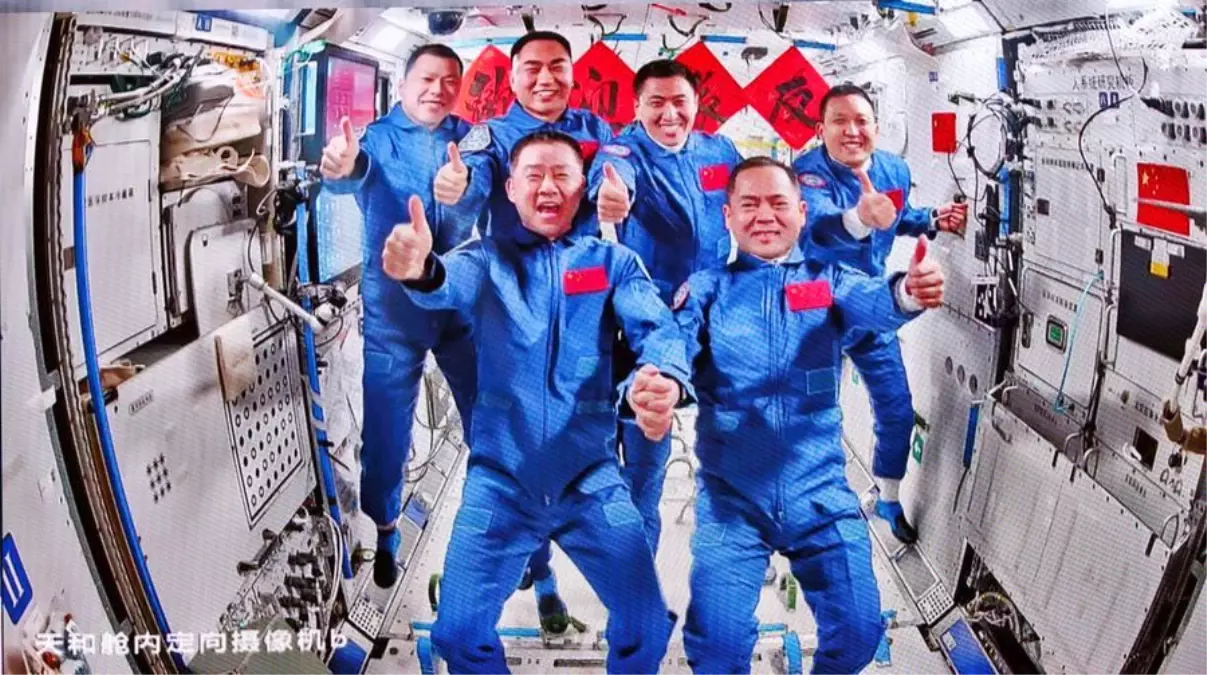 cinin shenzhou 21 uzay gemisi astronotlari uzay istasyonuna giris yapti tAe6eOJg.jpg