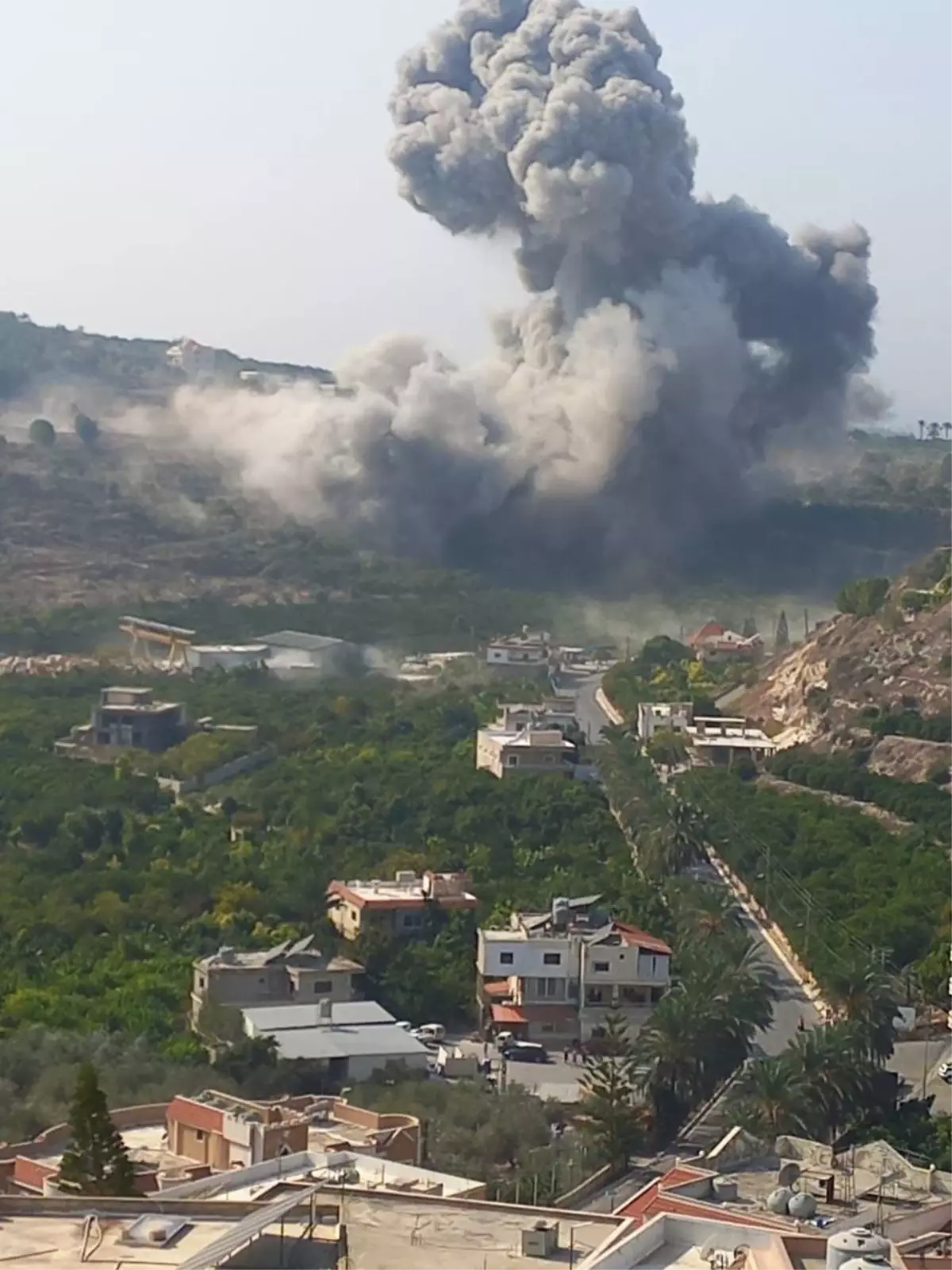 israil ordusundan lubnanin sur kentine hava saldirisi hwWQNlW7.jpg