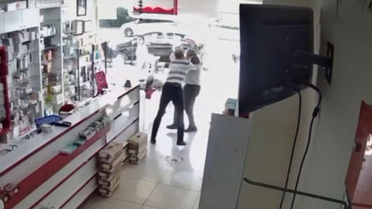 mersinde eczaci teknisyeni tartaklandi yeni goruntulerle gercek ortaya cikti Bl83Vk6H.jpg