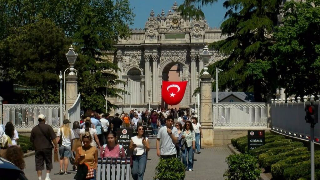 19 Mayıs’ta Dolmabahçe Sarayı’nda Coşkulu Anlar: Ziyaretçiler Tarihi Atmosferde Duygusal Bir Yolculuk Yaptı