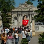 19 Mayıs’ta Dolmabahçe Sarayı’nda Coşkulu Anlar: Ziyaretçiler Tarihi Atmosferde Duygusal Bir Yolculuk Yaptı
