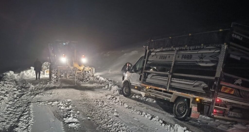 Kar Yağışı Nedeniyle Bazı Yollar Geçişe Kapandı