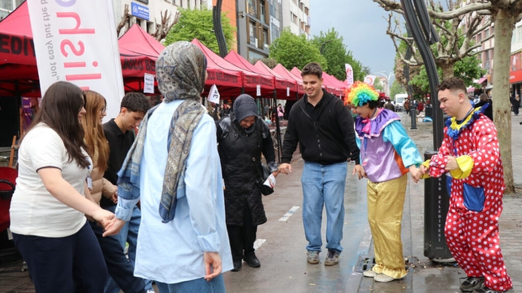 Bolu’da Dolu Yağışı Sonrası Caddeyi Şenlendiren Halay