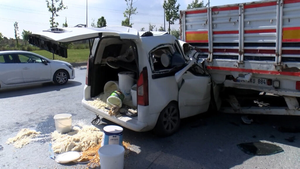 Başakşehir’de TIR Kazası: Sürücü Sıkıştığı Araçtan Kurtarıldı