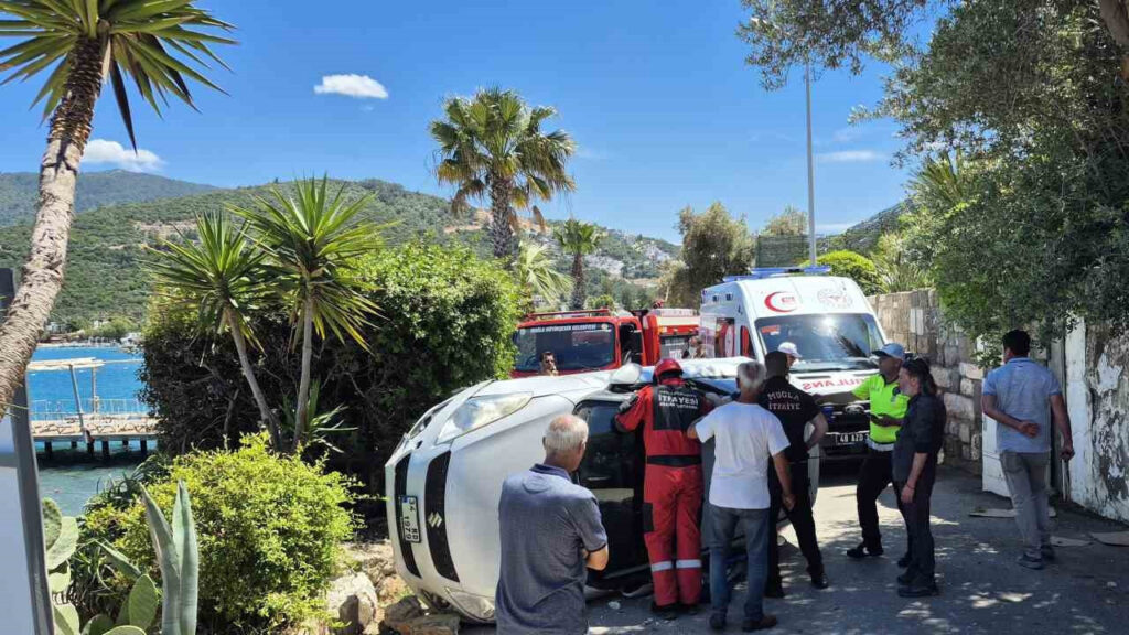 Bodrum’da Otomobil Duvara Çarptı, Sürücü Kurtarıldı