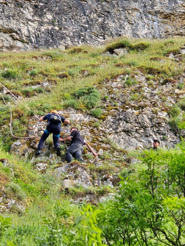 Eskişehir’de Yüksek Yamaçta Mahsur Kalan İki Genç Kurtarıldı