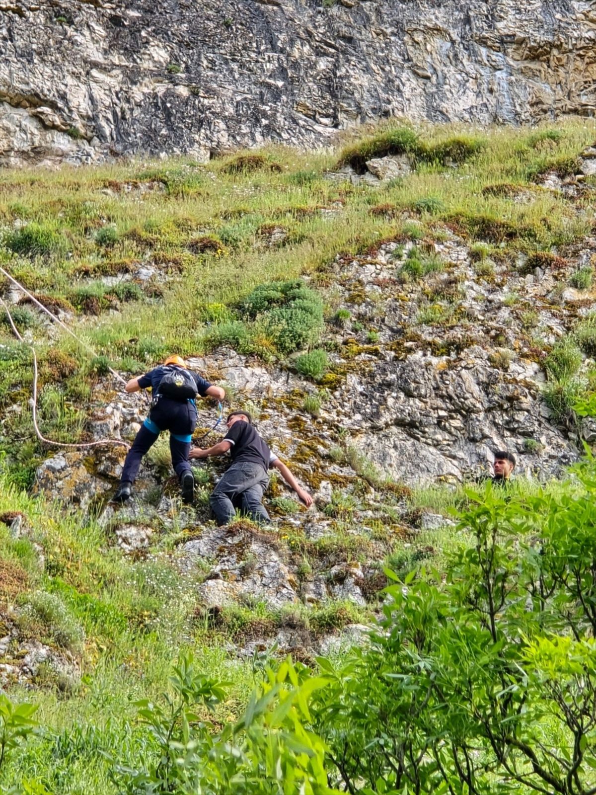 Eskişehir’de Yüksek Yamaçta Mahsur Kalan İki Genç Kurtarıldı