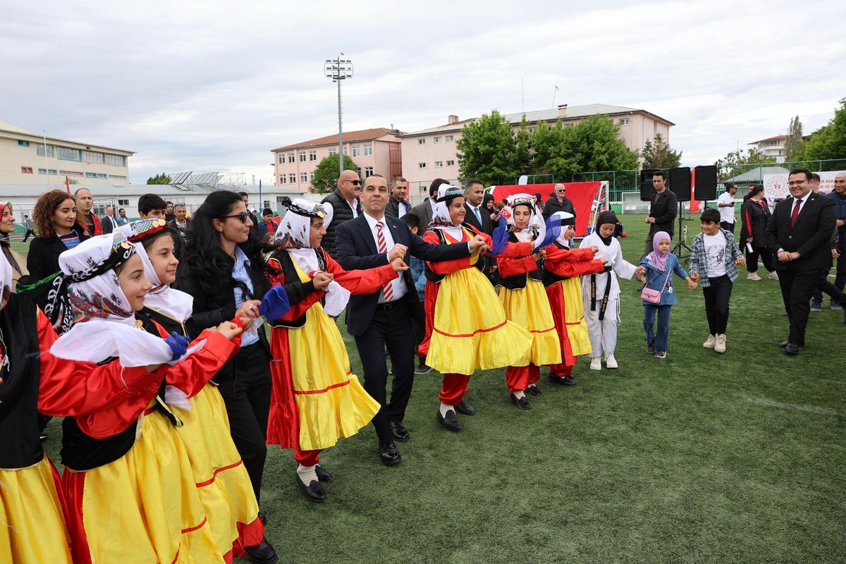 Iğdır’da 19 Mayıs Bayramı Coşkuyla Kutlandı: Vali Taşolar Gençlerle Halay Çekti