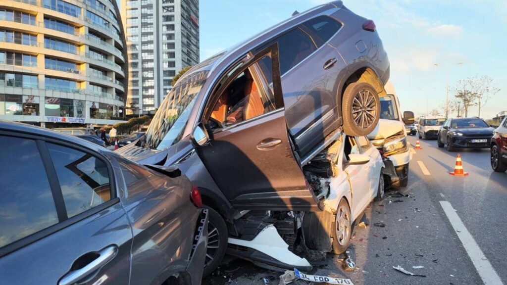 Kartal’da Zincirleme Kaza: 4 Araç Birbirine Girdi, 5 Yaralı