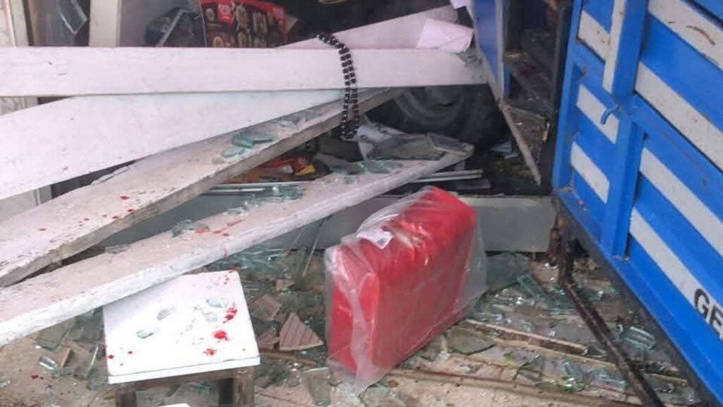 Kontrolden Çıkan Tarım Aracı Dükkanın İçine Girdi: 1 Kişi Yaralandı