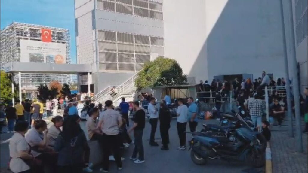 Pendik’teki Alışveriş Merkezinde Yangın: Acil Tahliye Gerçekleşti