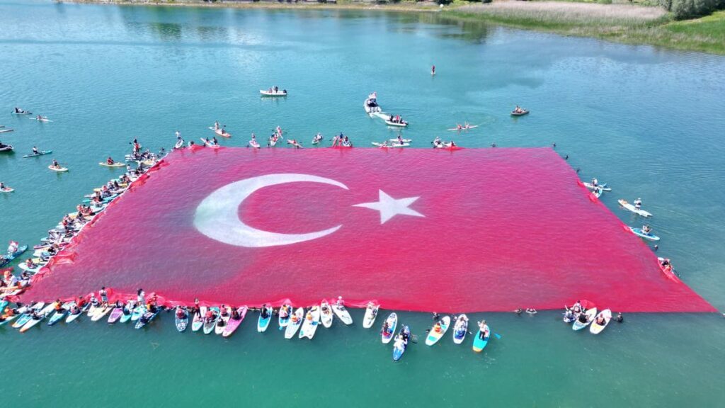 Sapanca Gölü’nde 1923 Metrekarelik Dev Türk Bayrağı Coşkuyla Açıldı