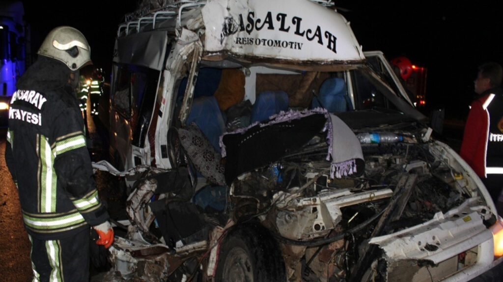 Aksaray’da Tarım İşçilerini Taşıyan Minibüs Kaza Yaptı: 2 Ağır Yaralı